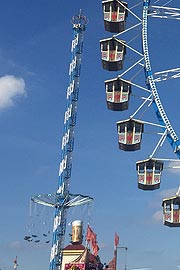 Bayern Tower beim Wiesnaufbau 2019 (©Foto: Marikka-Laila Maisel)